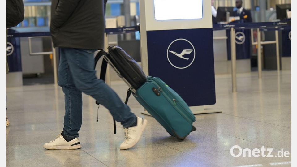 Ein Passagier läuft an einem Lufthansa-Schalter vorbei. Bei der Lufthansa gehen am Donnerstag Piloten und Flugbegleiter gleichzeitig in einen ganztägigen Streik. Bild: Malin Wunderlich/dpa