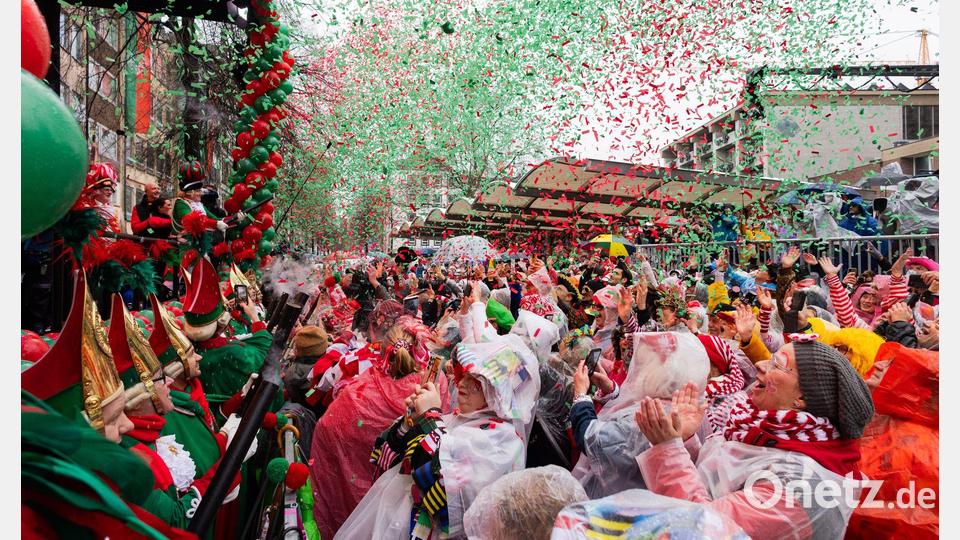 Jecken feiern auf dem Alter Markt in Köln Weiberfastnacht. Mit der Weiberfastnacht beginnt in den närrischen Hochburgen der Straßenkarneval. Bild: Rolf Vennenbernd/dpa