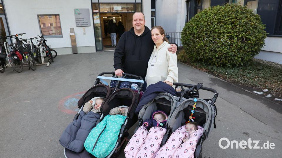 Zwei Zwillingspaare im Kinderwagen, eins im Bauch - Jasmin Schmidt und Andreas Rittner freuen sich wieder auf doppeltes Glück. Bild: Daniel Löb/dpa