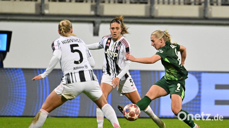 Thea Bjelde vom VfL Wolfsburg wird von zwei Juventus-Spielerinnen gestört. Bild: Swen Pförtner/dpa