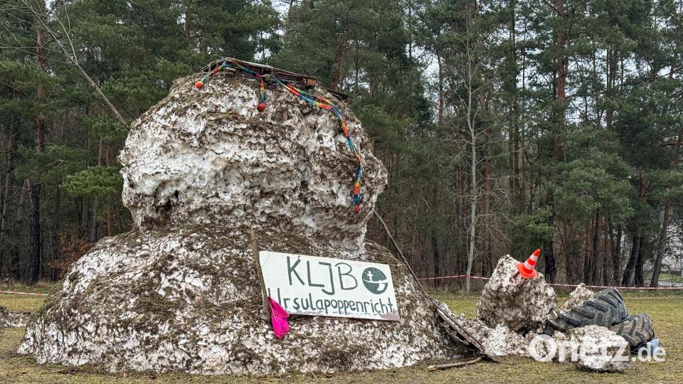 Das Tauwetter hat dem Riesenschneemann "Christian" ganz schön zugesetzt. Er hat sogar seinen Kopf verloren. Bild: Petra Hartl
