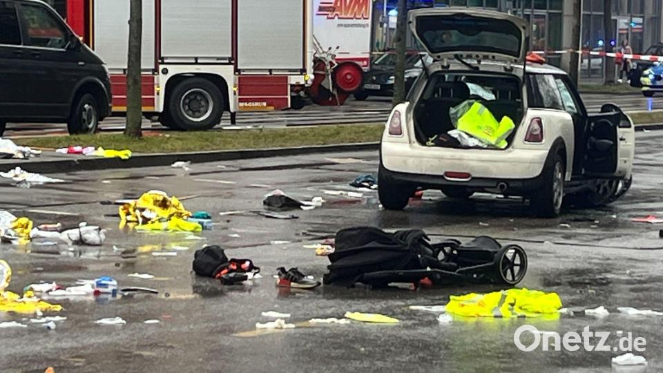 Ein Kinderwagen liegt nach dem Anschlag auf der Straße, ein zweijähriges Kind starb. (Archivbild) Bild: Christoph Trost/dpa