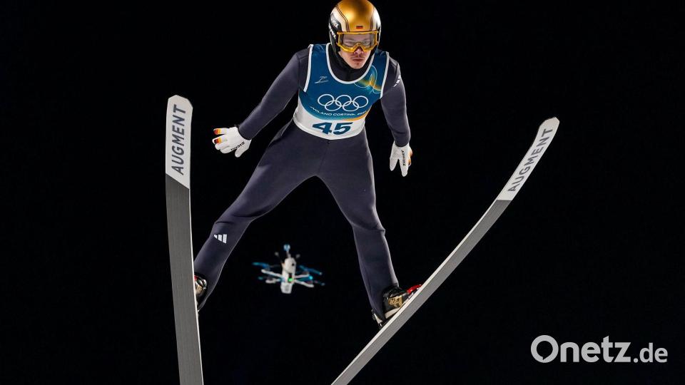 Der deutsche Skispringer Philipp Raimund wird von einer Drohne gefilmt. Bild: Kirsty Wigglesworth/AP/dpa