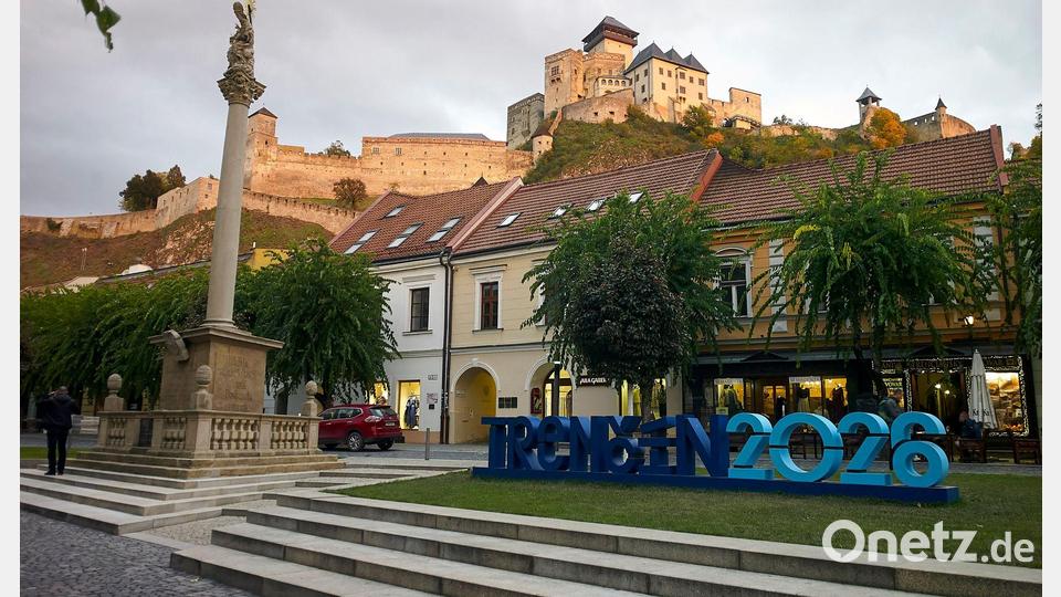 Die mittelalterliche Burganlage oberhalb der Stadt ist das Wahrzeichen von Trencin (Trenčín). Im Bild links vorne die Mariensäule aus dem Jahr 1712. Bild: Michael Heitmann/dpa