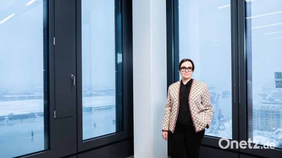 Die Schwedin Borg leitet seit 2020 den staatseigenen schwedischen Energiekonzern Vattenfall, der Deutschland zu seinen Kernmärkten zählt. Auf dem Bild steht Borg in der Hamburger Vattenfall-Zentrale. Im  Hintergrund ist die Norderelbe zu sehen. (Archivbild) Bild: Ulrich Perrey/dpa