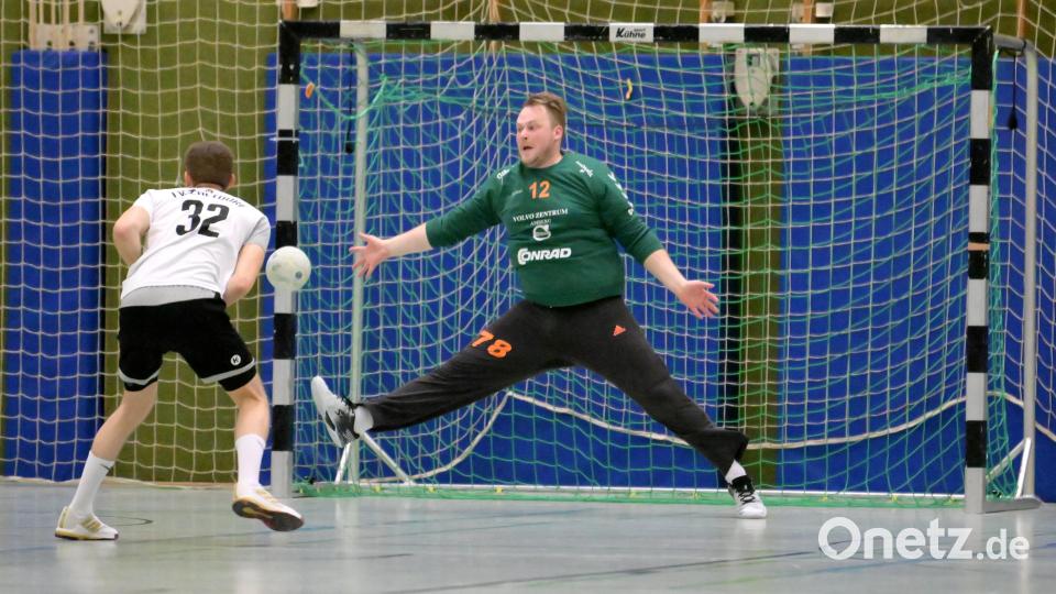 Torhüter Christian Wismeth (rechts) von der HG Amberg hatte noch nie Angst vor dem Ball. Archivbild: Hubert Ziegler