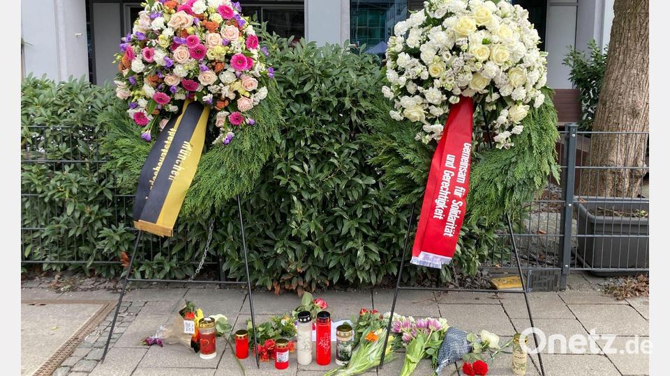 Blumen liegen an dem Ort, an dem vor einem Jahr eine Mutter und ihre Tochter starben. Bild: Sabine Dobel/dpa