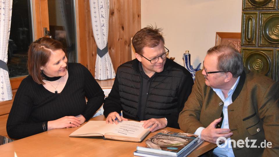 Bundesumweltminister Carsten Schneider (Mitte, SPD) beim Eintrag ins Goldene Buch der Stadt Bärnau mit der SPD-Bundestagsabgeordneten Carolin Wagner und Fischzüchter Alfred Stier (rechts). Bild: jut