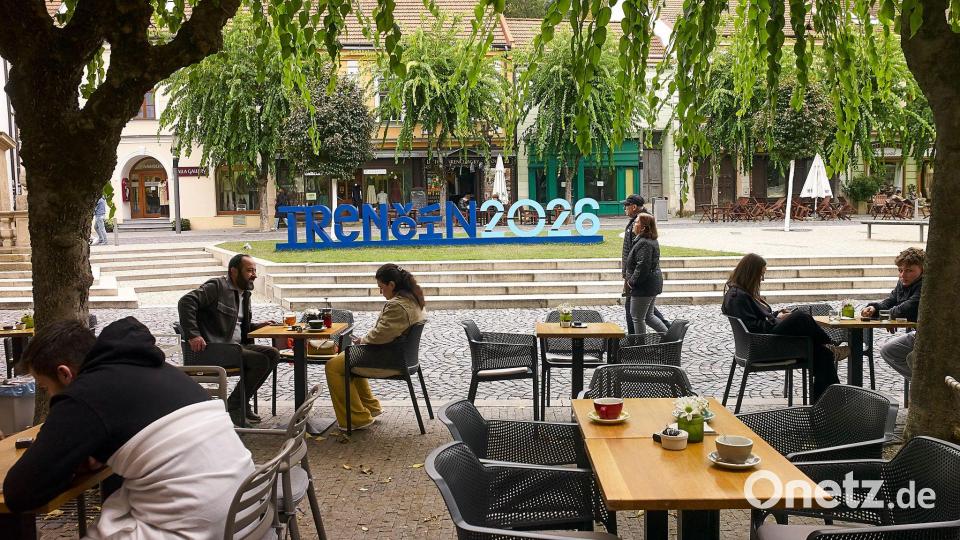 Cafés und Restaurants säumen den zentralen Friedensplatz (Mierové námestie) in Trencin, der Kulturhauptstadt Europas 2026. Bild: Michael Heitmann/dpa