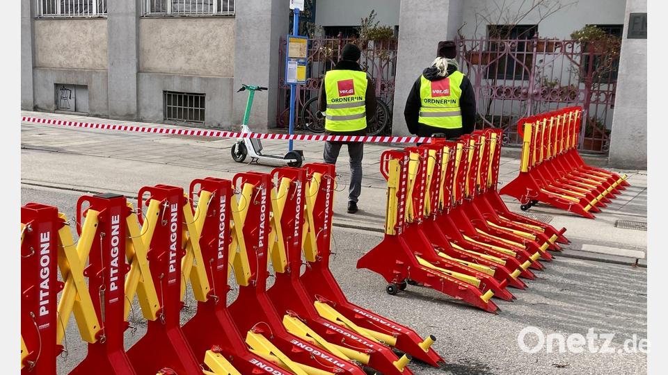 Terrorsperren schützen zum Jahrestag des Auto-Anschlags von München die Gedenkveranstaltung. Bild: Sabine Dobel/dpa
