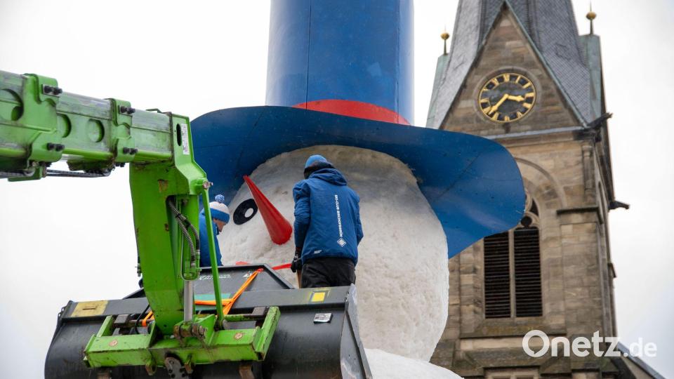 Feinschliff für den Schneemann „Jakob“. Bild: Pia Bayer/dpa