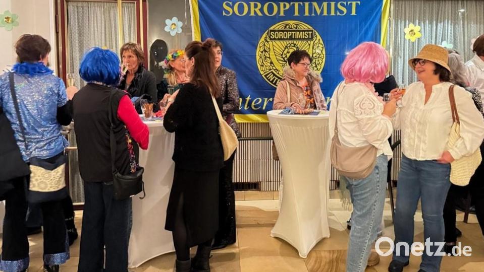 In Alltagskleidung oder bunt maskiert - die Gäste hatten viel Spaß bei der Einstimmung um Kinofoyer und bei "Mamma Mia - Der Film", der im Anschluss über die Leinwand flimmerte. Bild: Beate Mastel