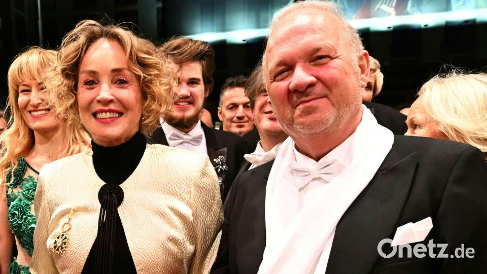 Der US-Star trug eine modische Kreation im Klimt-Stil. Bild: Helmut Fohringer/APA/dpa