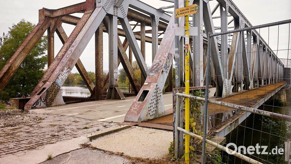 Die alte Eisenbahnbrücke im slowakischen Trencin soll im Lauf des Kulturhauptstadt-Jahres in eine "Fiesta-Brücke" mit Gastronomie und Kunstveranstaltungen verwandelt werden. Bild: Michael Heitmann/dpa-tmn
