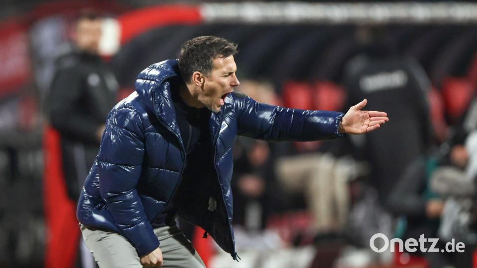 Christian Eichner bekommt bei der Klatsche in Nürnberg einen dicken Hals. Bild: Daniel Löb/dpa