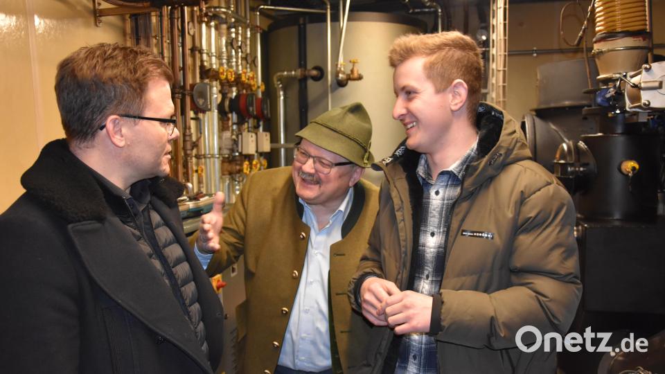 Scheinen sich zu verstehen: Bundesumweltminister Carsten Schneider (links) beim entspannten Austausch mit Alfred (Mitte) und Josef Stier, die zusammen einen Fischzuchtbetrieb in Bärnau führen. Bild: jut