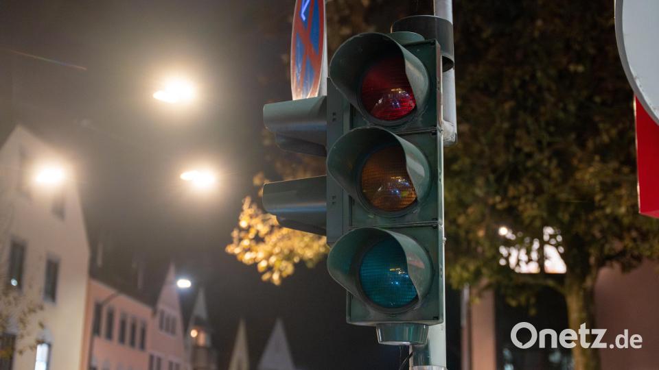 Die Lichter von Fußgängerampeln gehen in Weiden häufig schon um 20 Uhr aus. Bild: Marina Gube
