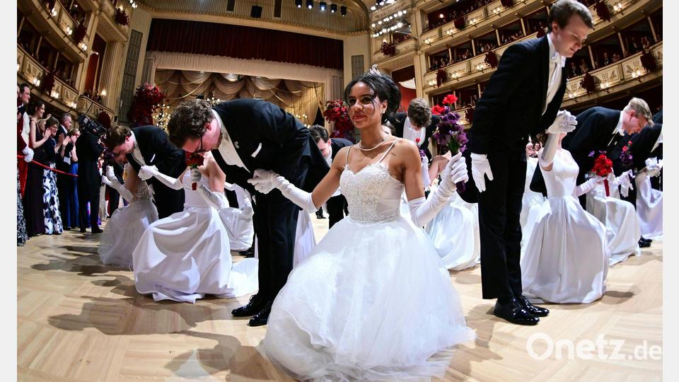 Debütantenpaare betreten den Saal während der Eröffnung des 68. Wiener Opernballs. Bild: Roland Schlager/APA/dpa
