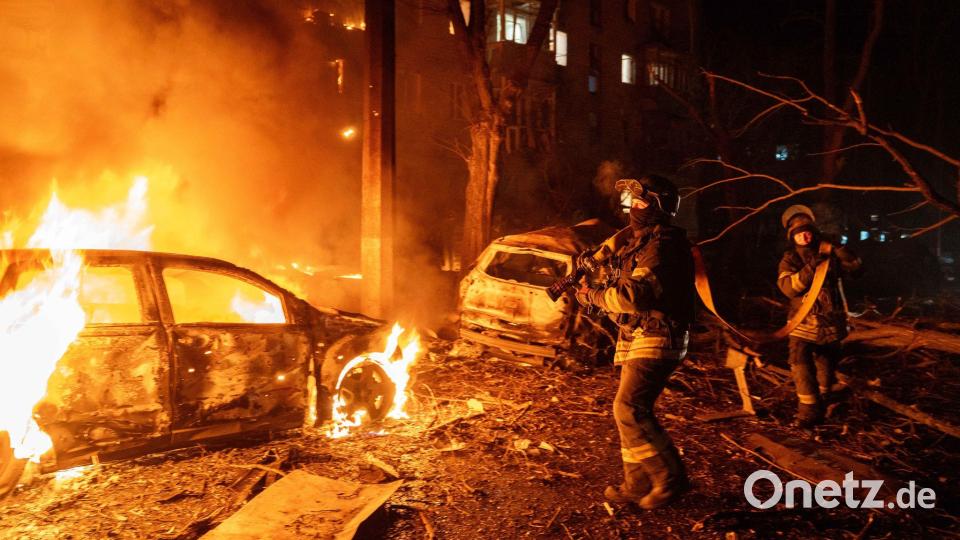 Feuerwehrleute arbeiten am Ort eines russischen Bombenangriffs in Kramatorsk. Bild: Tommaso Fumagalli/ZUMA Press Wire/dpa