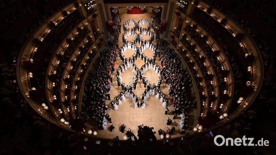 Debütantenpaare betreten den Saal während der Eröffnung des 68. Wiener Opernballs. Bild: Helmut Fohringer/APA/dpa