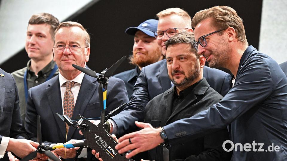 Deutsch-ukrainische Drohnenproduktion für den Krieg gegen Russland startet: Der ukrainische Präsident Wolodymyr Selenskyj nimmt im Beisein von Verteidigungsminister Boris Pistorius die erste Drohne des Unternehmens QFI entgegen. Bild: Sven Hoppe/dpa