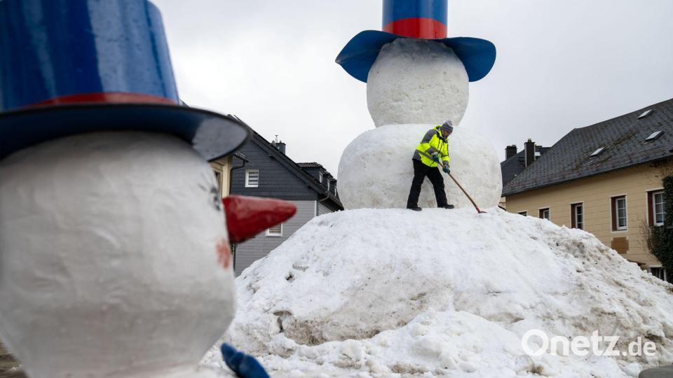 Die Handgriffe zum Bau des XXL-Schneemanns „Jakob“ sitzen. Bild: Pia Bayer/dpa