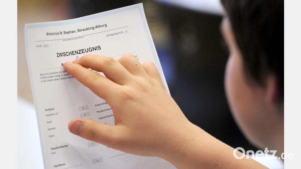 Viele Kinder und Jugendliche bekommen vor den Faschingsferien ihr Zwischenzeugnis. (Symbolbild) Bild: picture alliance / dpa
