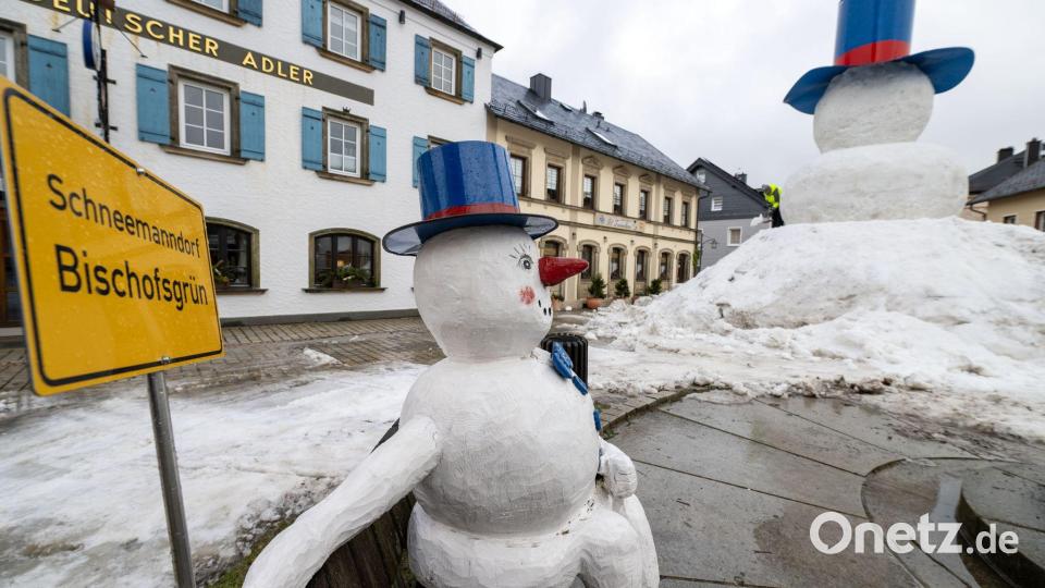 Bischofsgrün nennt sich auch „Schneemanndorf“ - weil hier zum 40. Mal ein riesiger Schneemann gebaut wird. Bild: Pia Bayer/dpa