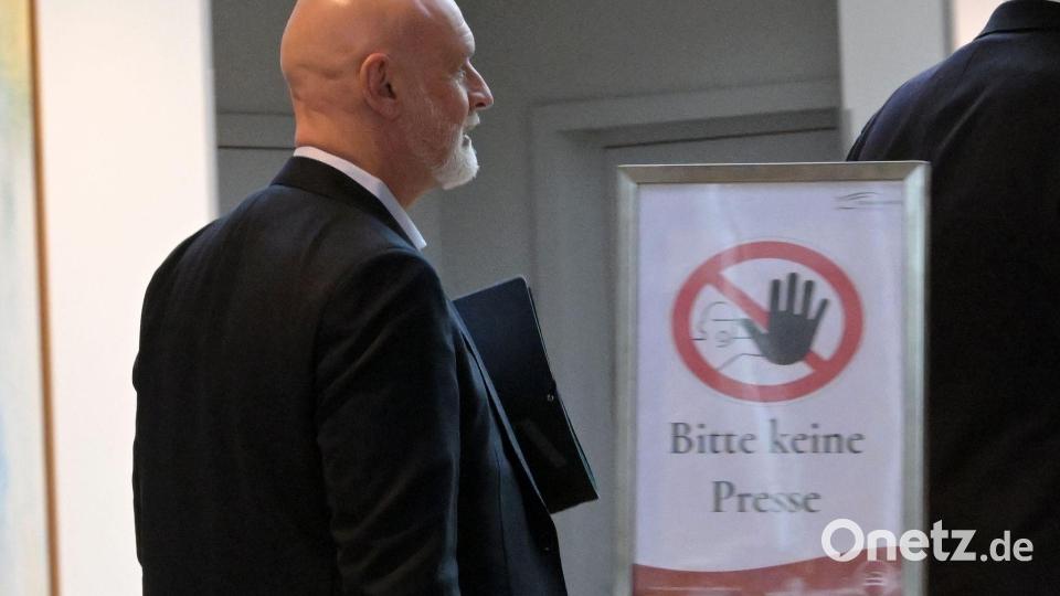 Es dringt nicht viel heraus aus dem Verhandlungssaal, hier dbb-Chef Volker Geyer im Potsdamer Hotelfoyer. Bild: Michael Bahlo/dpa