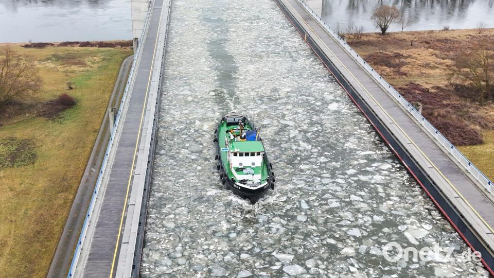 Der Eisbrecher "Stier" vom Wasserstraßen Schifffahrtsamt Magdeburg bricht mit seinen 600PS Eisschollen auf dem Mittellandkanal auf der Trogbrücke und im Oberwasser des Schiffshebewerkes Rothensee (Aufnahme mit einer Drohne). Bild: Peter Gercke/dpa