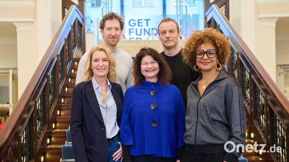 Bei der Studie geht um junge Menschen im Spannungsfeld zwischen Algorithmen und Identitätssuche. Zur Präsentation erschienen Mitinitiatorin Maria Furtwängler, IZI-Leiterin Maya Götz, Filmproduzentin Nataly Kudiabor sowie Moderator Louis Klamroth und Schauspieler Mark Waschke. Bild: Annette Riedl/dpa