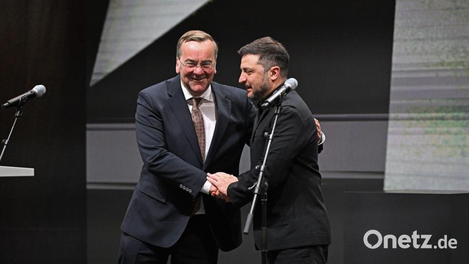 Der ukrainische Präsident Wolodymyr Selenskyj dankt Verteidigungsminister Boris Pistorius (SPD) bei der Einweihung der ersten gemeinsamen Drohnenproduktion für die deutsche Unterstützung. Bild: Sven Hoppe/dpa