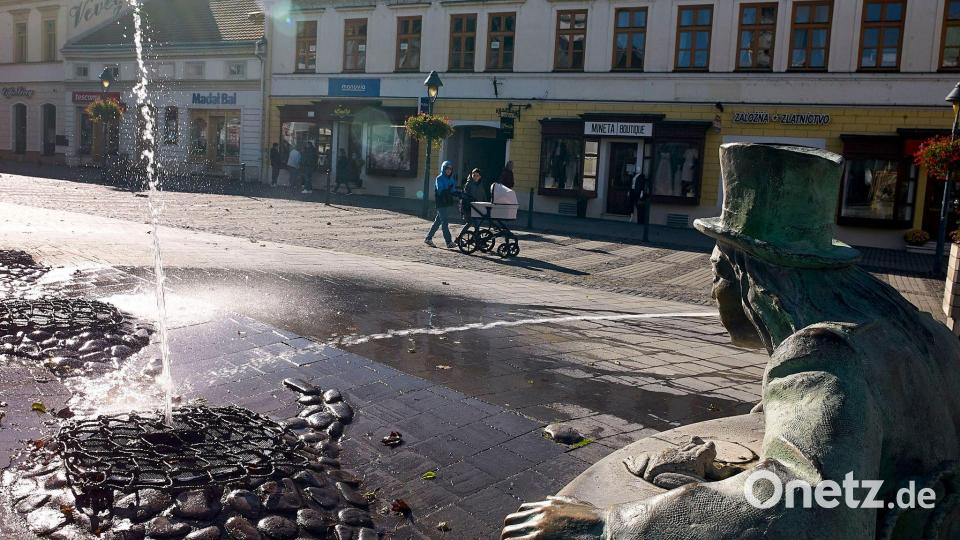 Wassermann in der Fußgängerzone von Trencin - Die Märchenfigur des Wassermanns erhielt in der Tschechoslowakei durch Verfilmungen Kultstatus. Bild: Michael Heitmann/dpa-tmn