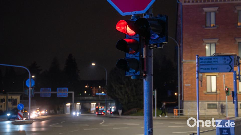 55 Lichtsignalanlagen gibt es in Weiden. Die meisten hören um 22 Uhr auf zu leuchten. Bei nur 7 Anlagen im Stadtgebiet bleiben die Lichter die ganze Nacht über eingeschaltet. Bild: Marina Gube