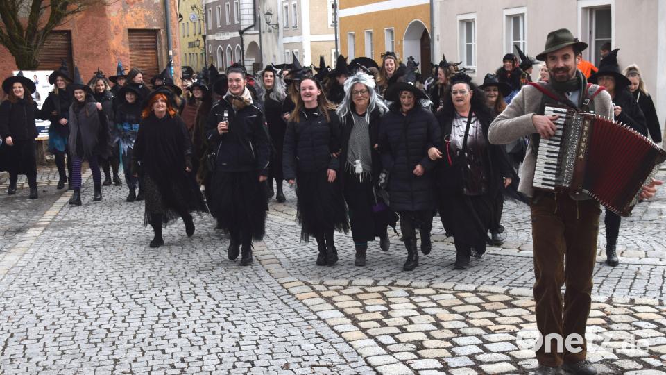 87 Teilnehmer sind heuer beim Hexenzug in Schmidmühlen geblitzt worden. Mit dabei: Florian Gröninger von den Brettl-Spitzen, der heuer zum 16. Mal der Haus- und Hofmusikant war. Bild: bö