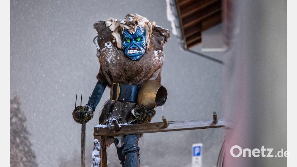 "Tschaeggaettae", maskierte Teilnehmer in großen Pelzkostümen, ziehen durch die Straßen des Dorfes Wiler im Lötschental in der Südwestschweiz. Bild: Louis Dasselborne/KEYSTONE/dpa