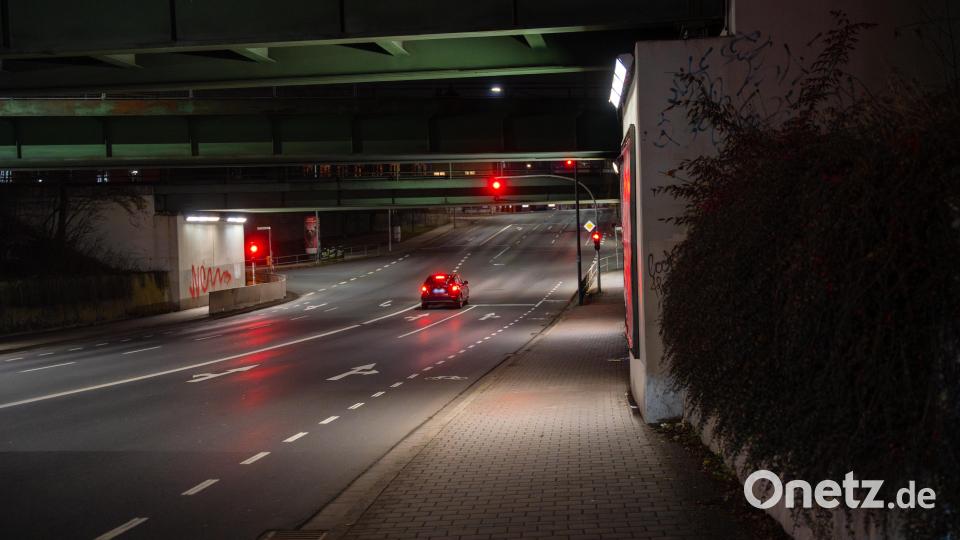 Warum stattet die Stadt die Ampelanlagen im Stadtgebiet nicht mit Sensoren aus, die die Rotphasen nachts verkürzen, fragt ein Leser von Oberpfalz-Medien. An manchen Ampeln stehe man nachts unnötig lange, obwohl keine anderen Autos zu sehen sind. Bild: Marina Gube