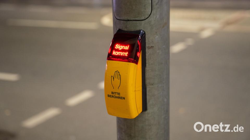 Die Lichter von Fußgängerampeln gehen in Weiden häufig schon um 20 Uhr aus. Bild: Marina Gube