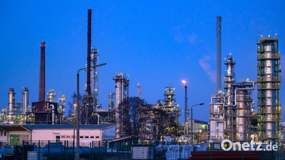 Die PCK-Raffinerie in Schwedt/Oder befürchtet negative Folgen für die Versorgung mit Sprit und Heizöl, falls US-Sanktionen in Kraft treten. (Archivbild) Bild: Patrick Pleul/dpa