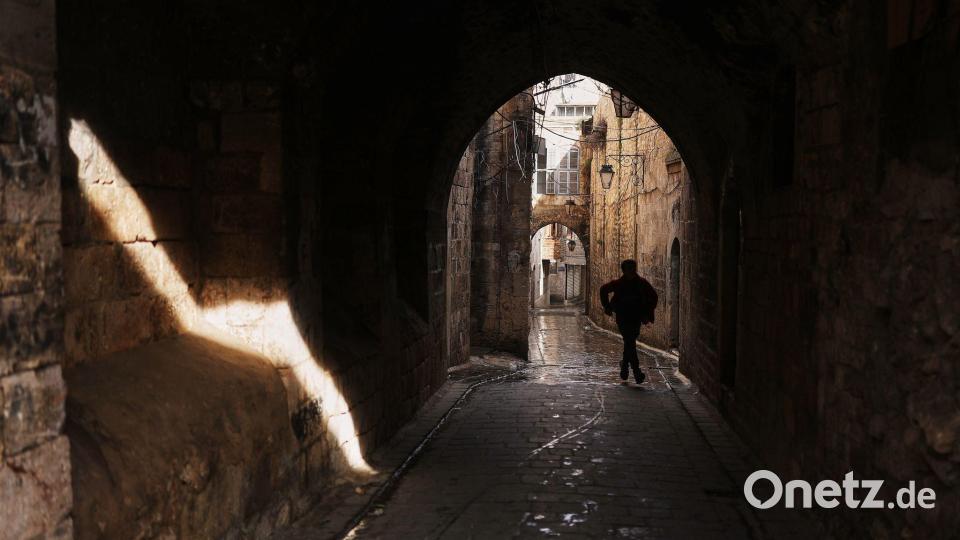 Ein Jugendlicher geht durch eine Gasse in der Altstadt von Aleppo. Bild: Ghaith Alsayed/AP/dpa