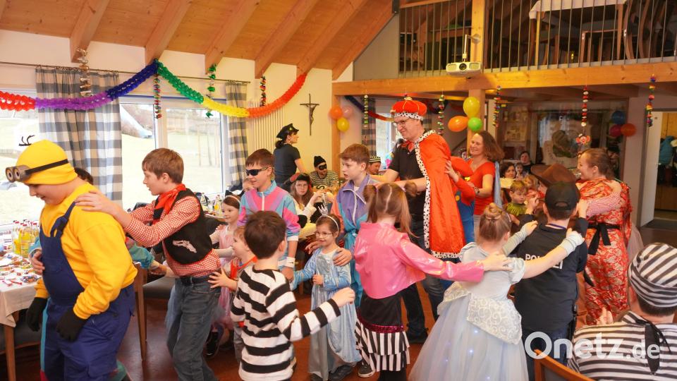 Beste Stimmung im Dorftreff bei der Albersriether Kinderfoßnacht. Bild: fvo
