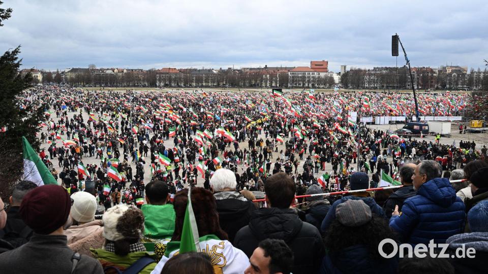 Bis zum Nachmittag zählte die Polizei bereits 200.000 Teilnehmer auf der Iran-Demo auf der Theresienwiese. Bild: Felix Hörhager/dpa