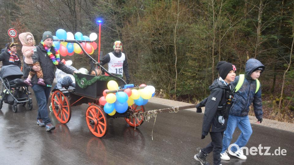 Die Kinder der Feuerwehr ziehen eine Handspritze, die viele Jahrzehnte älter ist als sie. Bild: fz