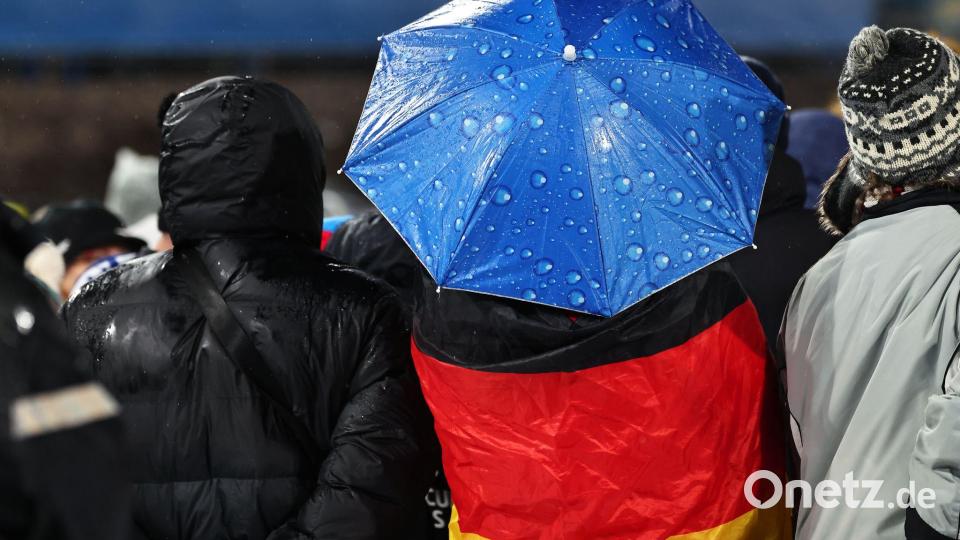 Die Fans ließen sich vom miesen Wetter nicht aufhalten. Bild: Daniel Karmann/dpa