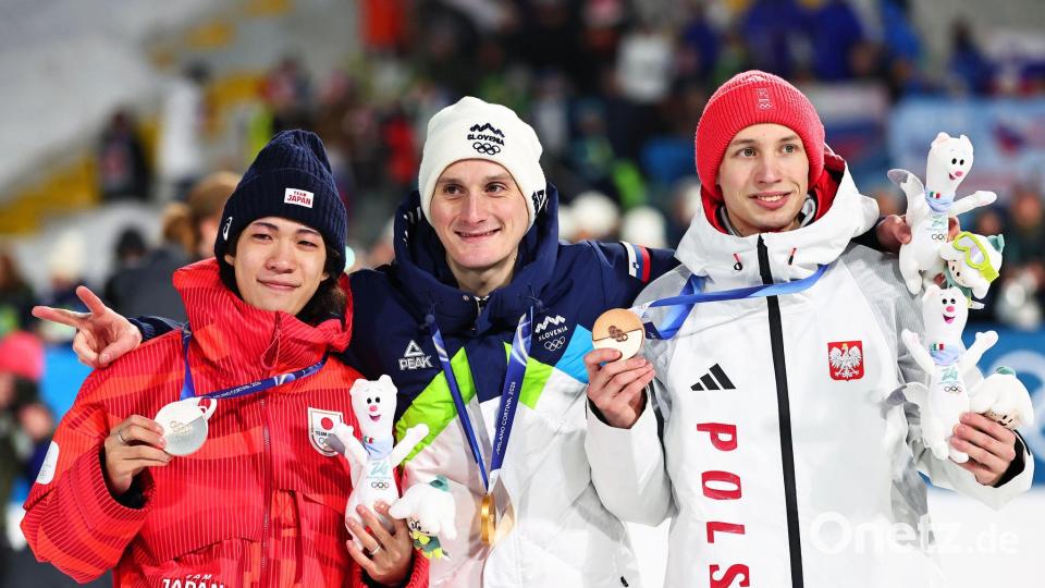 Domen Prevc (M) ist nun auch Einzel-Olympiasieger. Bild: Daniel Karmann/dpa