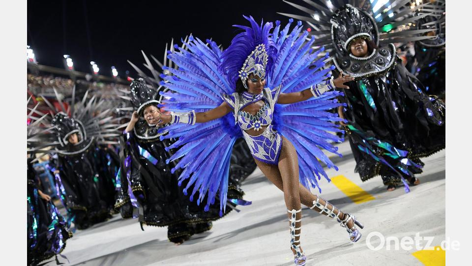 Die Sambaschule "Unidos de Bangu" tritt in der ersten Nacht des Karnevalsumzugs auf dem Marques de Sapucaí, dem Sambadrom in Rio de Janeiro, Brasilien, auf Bild: Fernando Souza/dpa