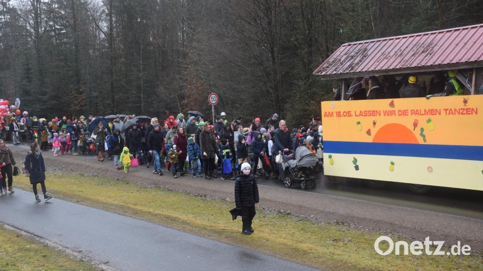 Knapp einen Kilometer: der Gaudiwurm, abgesichert von den Feuerwehren Irchenrieth und Bechtsrieth. Bild: fz