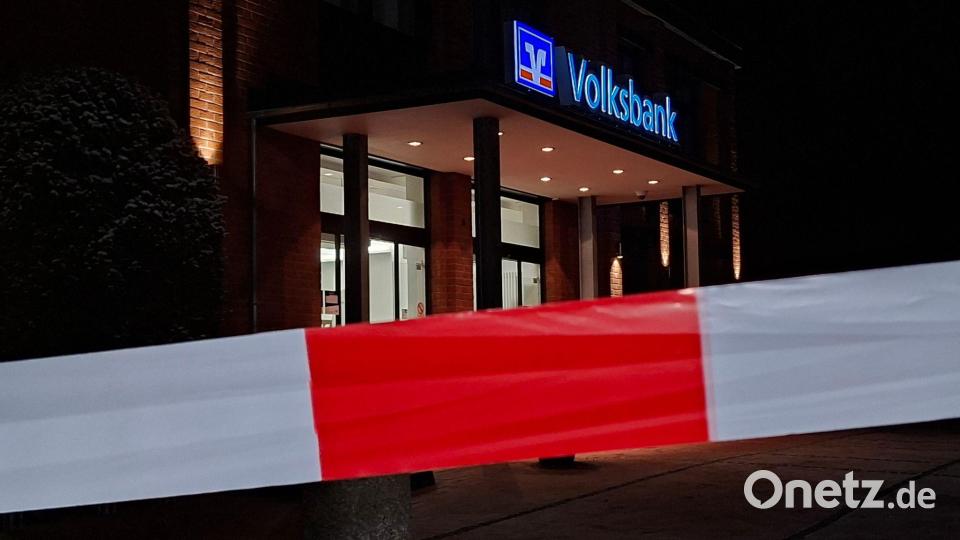 Laut Polizei leerten die Täter beim Einbruch in die Bank in Stuhr bei Bremen 14 Schließfächer. Bild: Kai Moorschlatt/dpa