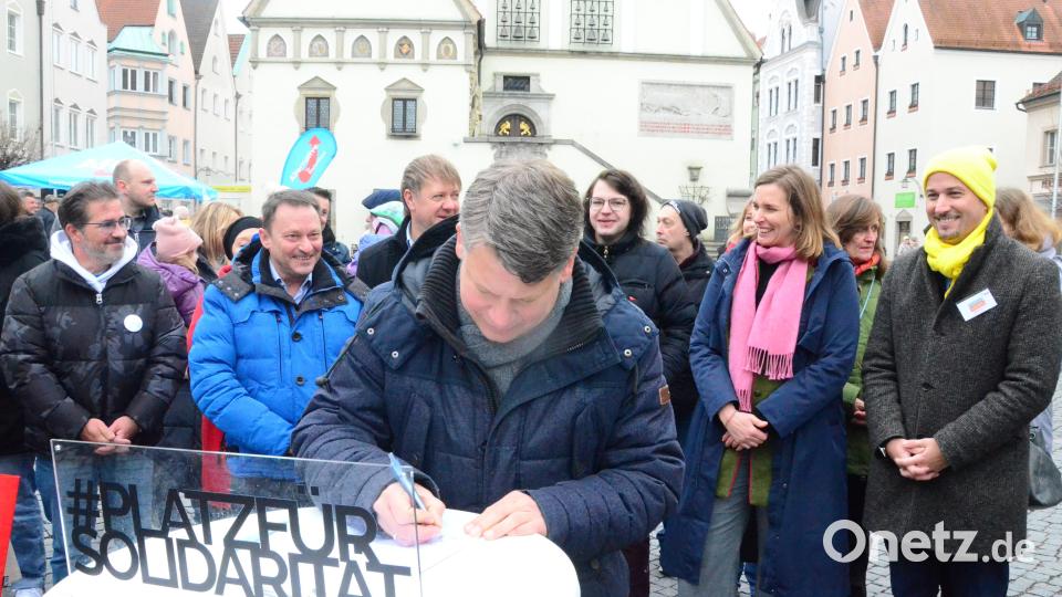 Oberbürgermeisterkandidaten und führende Parteimitglieder unterzeichnen die Weidener Demokratieerklärung. Bild: Kunz