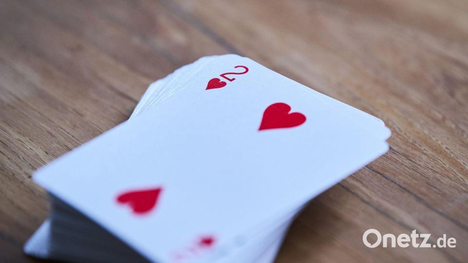 Seit dem 14. Jahrhundert fand das rote Herzsymbol auf Spielkarten Verbreitung. (Archivbild) Bild: Annette Riedl/dpa
